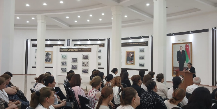 Qazaxda “Dilimizin inkişafında Ümummilli Liderin tarixi qərarı” mövzusunda tədbir keçirilib