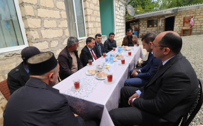 Qazaxda icra başçısı ötən gün avtoqəza zamanı dünyasını dəyişən hərbçinin hüzr mərasimində iştirak edib və ailəsinə başsağlığı verib