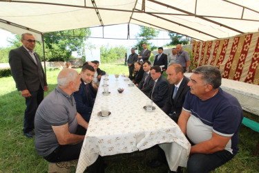Qazaxda icra başçısı avtoqəza zamanı dünyasını dəyişən gənclərin hüzr mərasimində iştirak edib və ailələrinə başsağlığı verib