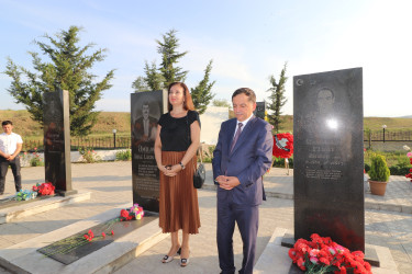 Yeni asfalt örtüyü vurulan Daş Salahlı kəndindəki Şəhidlər Xiyabanında şəhid ailələri ilə görüş olub