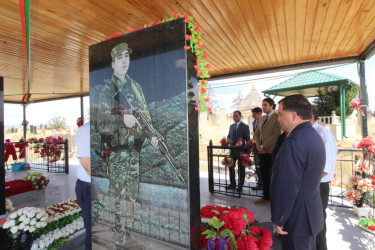 Qazaxda icra başçısı Qurban bayramı ərəfəsində Vətən müharibəsi şəhidlərinin məzarlarını ziyarət edib