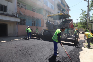 Qazaxda daha bir çoxmənzilli yaşayış binasının həyətinə asfalt örtüyü vurulub