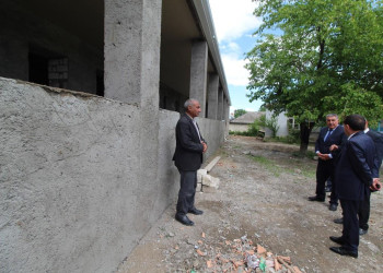 İcra başçısı Kosalar kənd sakini Məşədi İbrahimin yaşadığı evdə aparılan təmir işlərinin mövcud vəziyyəti ilə tanış olub