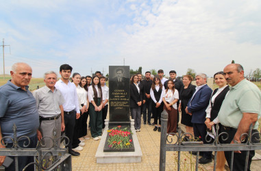 Qazaxda Xalq şairi Osman Sarıvəlli anım günündə məzarı başında yad edilib