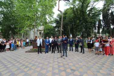 Qazaxda Xalq yazıçısı İsmayıl Şıxlının adını daşıyan park əsaslı təmirdən sonra yenidən sakinlərin istifadəsinə verilib