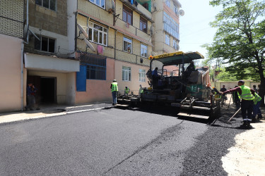 Qazaxda daha bir çoxmənzilli yaşayış binasının həyətinə asfalt örtüyü vurulub