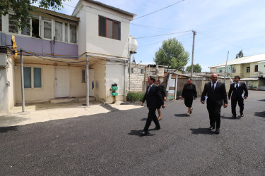 Qazaxda icra başçısı həyətlərinə yeni asfalt örtüyü döşənmiş binalara baxış keçirib
