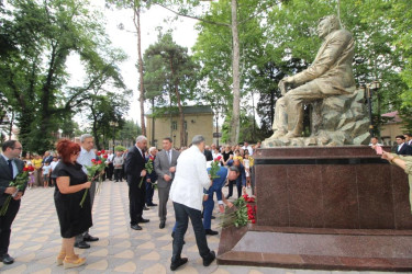 Qazaxda Xalq yazıçısı İsmayıl Şıxlının adını daşıyan park əsaslı təmirdən sonra yenidən sakinlərin istifadəsinə verilib