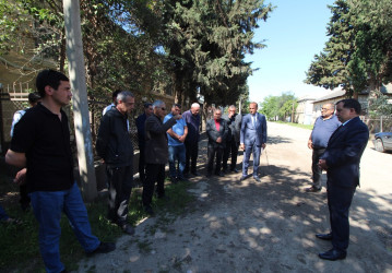 İcra başçısı Əhməd Seyidov küçəsində yaşayan vətəndaşların müraciəti ilə yerində tanış olub