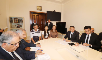 Qazax RİH-də keçirilən ümumi qəbulda icra başçısı vətəndaşın müraciətini dinləyib