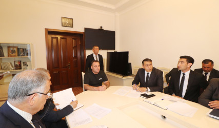 Qazax RİH-də keçirilən ümumi qəbulda icra başçısı vətəndaşın müraciətini dinləyib