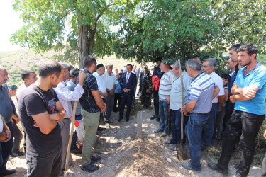 İcra başçısı şəhid Alı Mollayevin qızının dəfn mərasimində iştirak edib və ailəsinə başsağlığı verib