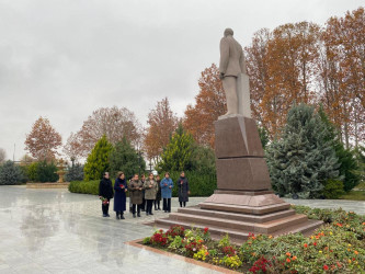 Mədəniyyət işçiləri Ulu Öndər Heydər Əliyevin anım günü ilə əlaqədar abidəsini və  adını daşıyan mərkəzi ziyarət ediblər