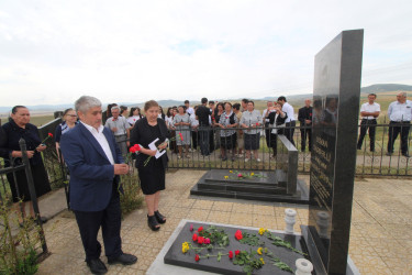 Qazaxda Xalq şairi Osman Sarıvəlli anım günündə məzarı başında yad edilib