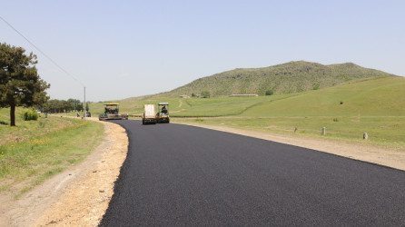Qazaxda daha bir avtomobil yoluna yeni asfalt örtüyü döşənir. İcra başçısı görülmüş işlərlə yerində maraqlanıb – FOTOLAR