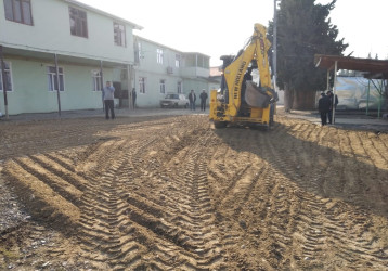 Qazaxda Nəriman Nərimanov yaşayış massivində yerləşən ikimərtəbəli binaların həyətinə asfalt örtüyü vurulur