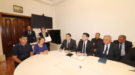 Qazax RİH-də keçirilən ümumi qəbulda icra başçısı vətəndaşların müraciətini dinləyib