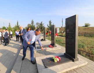 Yeni asfalt örtüyü vurulan Daş Salahlı kəndindəki Şəhidlər Xiyabanında şəhid ailələri ilə görüş olub