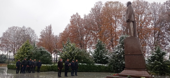 Ümummilli Lider Heydər Əliyevin anım günü ilə əlaqədar abidəsi və adını daşıyan mərkəz bu gün də ziyarət edilib