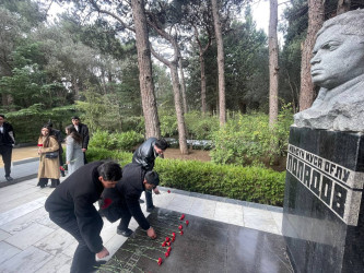 Bakıda səfərdə olan qazaxlı gənclər Şəhidlər Xiyabanını, Fəxri Xiyabanı və Türk Şəhidliyi abidəsini ziyarət ediblər