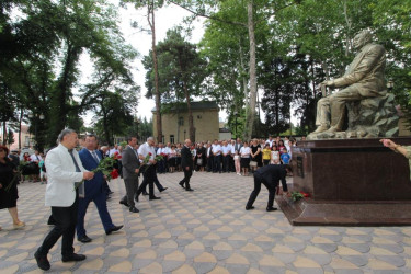 Qazaxda Xalq yazıçısı İsmayıl Şıxlının adını daşıyan park əsaslı təmirdən sonra yenidən sakinlərin istifadəsinə verilib