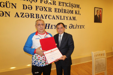 Qazaxda icra başçısı Albaniyanın Durres şəhərində yeniyetmələr arasında keçirilən ağır atletika üzrə Dünya birinciliyində gümüş medal qazanan idmançını və onun məşqçi müəllimini mükafatlandırıb