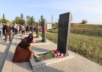 Yeni asfalt örtüyü vurulan Daş Salahlı kəndindəki Şəhidlər Xiyabanında şəhid ailələri ilə görüş olub