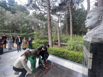 Bakıda səfərdə olan qazaxlı gənclər Şəhidlər Xiyabanını, Fəxri Xiyabanı və Türk Şəhidliyi abidəsini ziyarət ediblər