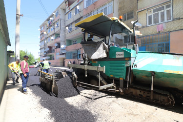 Qazaxda daha bir çoxmənzilli yaşayış binasının həyətinə asfalt örtüyü vurulub