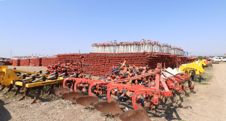 Qazaxda 2026-2030-cu illər üçün Dövlət Proqramının icrası ilə bağlı rayonun kəndlərində aqroparka və iri fermer təsərrüfatlarına baxış keçirilib 15.09.2026