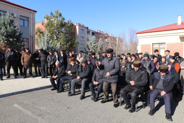 İcra başçısı Qazaxbəyli kəndində məcburi köçkünlərin məskunlaşdığı Yeni qəsəbədə sakinlərlə görüşərək onların bayramını təbrik edib  01.01.2025