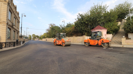 Qazaxda şəhərin Bakı küçəsinin bu hissəsinə yeni asfalt örtüyü vurulur-06.09.2025