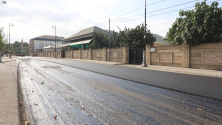 Qazaxda şəhərin Bakı küçəsinin bu hissəsinə yeni asfalt örtüyü vurulur-06.09.2025