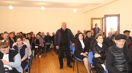 İcra başçısının oktyabr ayında vətəndaşlarla keçirilən növbəti səyyar görüşü Qazaxbəyli kəndində məcburi köçkünlərin məskunlaşdığı Yeni qəsəbədə olub 16.10.2025