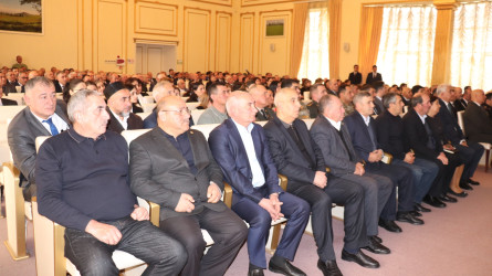 Qazax Rayon İcra Hakimiyyəti başçısının rayonun 2025-ci ilin sosial-iqtisadi inkişafının yekunlarına və 2026-cı ildə qarşıda duran vəzifələrə həsr olunmuş hesabat yığıncağı keçirilib 13.01.2026