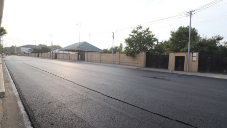 Qazaxda şəhərin Bakı küçəsinin bu hissəsinə yeni asfalt örtüyü vurulur-06.09.2025