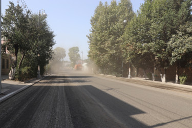 Qazaxda şəhərin Bakı küçəsinin bu hissəsinə yeni asfalt örtüyü vurulur-06.09.2025
