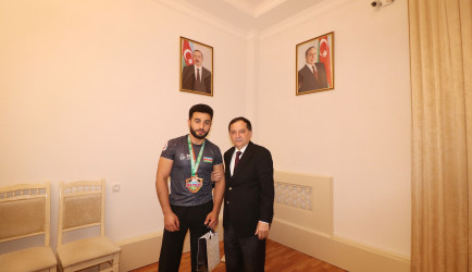 Qazaxda icra başçısı idmanın qol güləşi və karate növü üzrə Dünya çempionatında uğur qazanmış idmançılarla görüşüb-03.12.2025