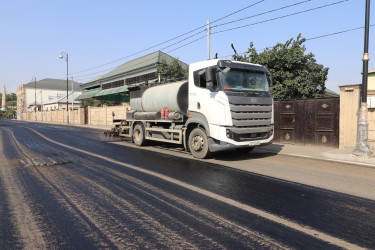 Qazaxda şəhərin Bakı küçəsinin bu hissəsinə yeni asfalt örtüyü vurulur-06.09.2025