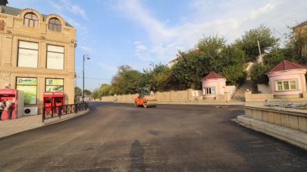 Qazaxda şəhərin Bakı küçəsinin bu hissəsinə yeni asfalt örtüyü vurulur-06.09.2025