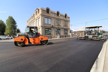 Qazaxda şəhərin Bakı küçəsinin bu hissəsinə yeni asfalt örtüyü vurulur-06.09.2025