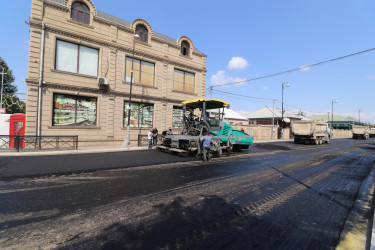 Qazaxda şəhərin Bakı küçəsinin bu hissəsinə yeni asfalt örtüyü vurulur-06.09.2025