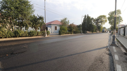 Qazaxda şəhərin Bakı küçəsinin bu hissəsinə yeni asfalt örtüyü vurulur-06.09.2025