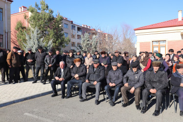 İcra başçısı Qazaxbəyli kəndində məcburi köçkünlərin məskunlaşdığı Yeni qəsəbədə sakinlərlə görüşərək onların bayramını təbrik edib  01.01.2025