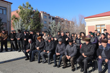 İcra başçısı Qazaxbəyli kəndində məcburi köçkünlərin məskunlaşdığı Yeni qəsəbədə sakinlərlə görüşərək onların bayramını təbrik edib  01.01.2025