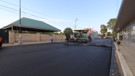 Qazaxda şəhərin Bakı küçəsinin bu hissəsinə yeni asfalt örtüyü vurulur-06.09.2025