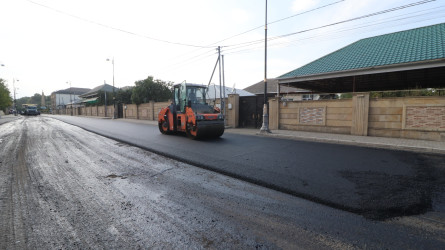 Qazaxda şəhərin Bakı küçəsinin bu hissəsinə yeni asfalt örtüyü vurulur-06.09.2025