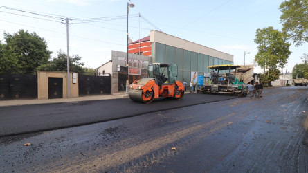 Qazaxda şəhərin Bakı küçəsinin bu hissəsinə yeni asfalt örtüyü vurulur-06.09.2025