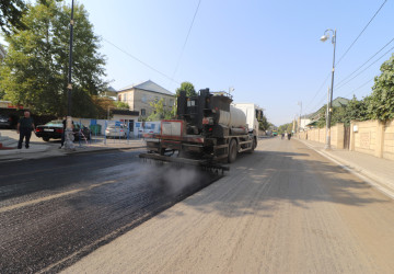 Qazaxda şəhərin Bakı küçəsinin bu hissəsinə yeni asfalt örtüyü vurulur-06.09.2025