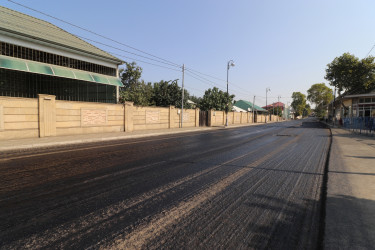 Qazaxda şəhərin Bakı küçəsinin bu hissəsinə yeni asfalt örtüyü vurulur-06.09.2025